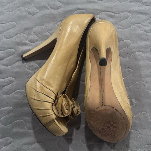 Vince Camuto Tan Leather Open-Toe Heels with Rose Detail - Picture 2 of 4
